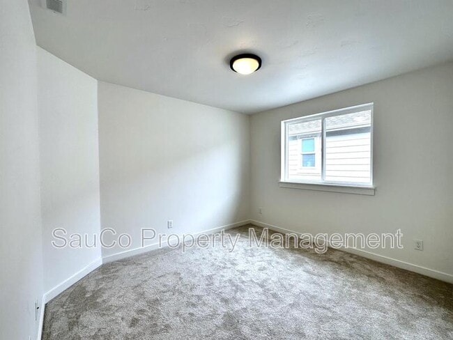 Building Photo - 6442 SE Provence St