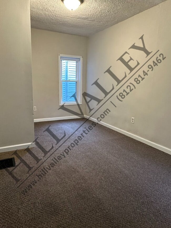 Building Photo - Three bedroom close to Downtown and ISU