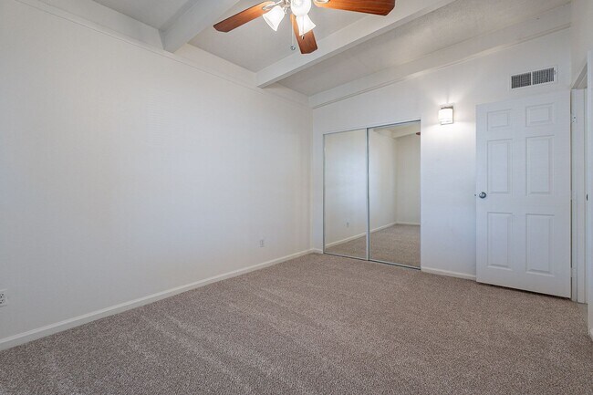 Building Photo - Updated townhome near Central Phx/Biltmore!
