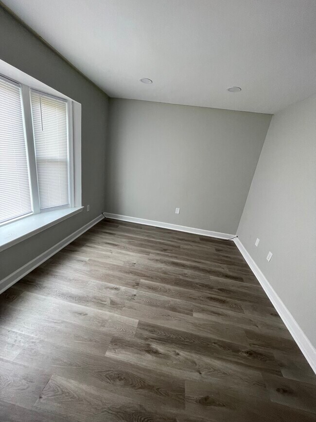 Dining Room - 1901 Addison Rd S