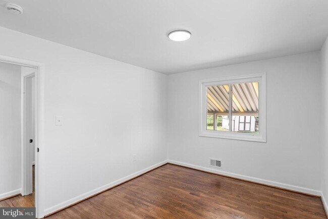 Building Photo - 2521 Fairhill Dr