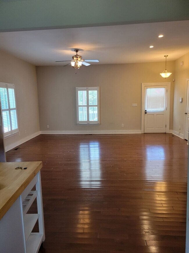 Building Photo - Charming 3br 2ba Home near Downtown Raleigh! Available Now!