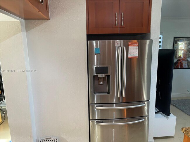 Building Photo - 10840 Westwood Lake Dr