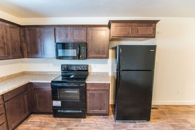 Building Photo - THE LOCHS! Gorgeous Townhome First Month Free