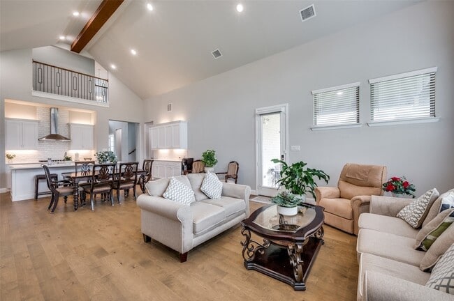 Building Photo - 9767 Maple Hill Ln