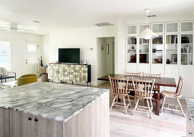 Building Photo - 4800 Duval St