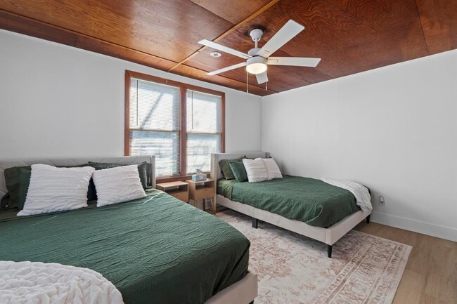 Building Photo - 1308 E 12th St