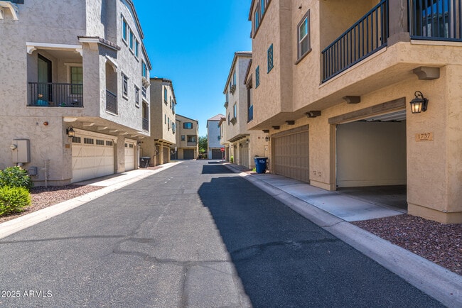 Building Photo - 1737 E Dogwood Ln