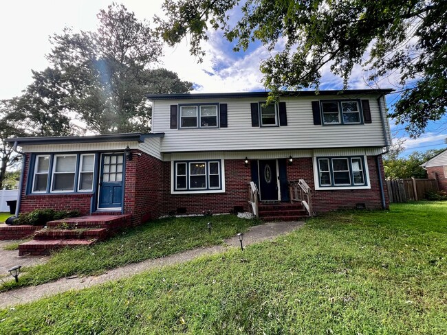 Primary Photo - Colonial home in the desirable Hunters Poi...