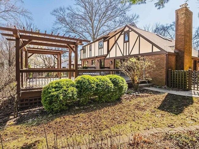 Building Photo - Large 5BR/3.5 Bath in Elm Heights. Available Now!