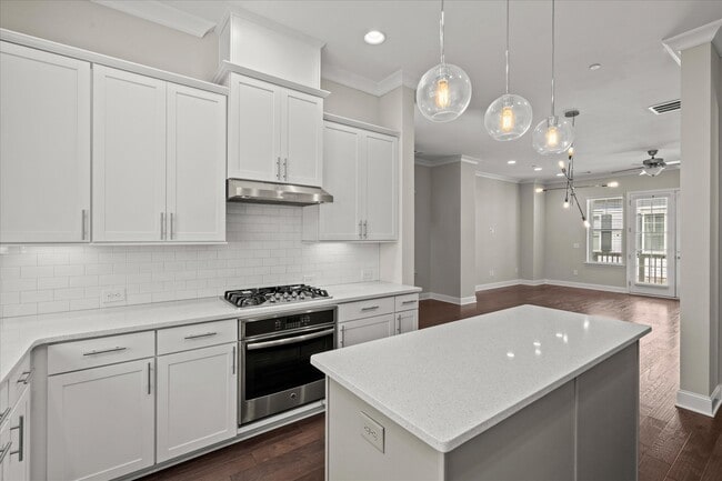 Building Photo - 545 Mirrormont Dr