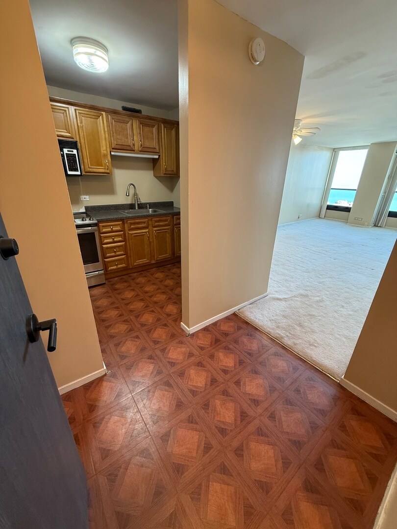 Building Photo - 1000 N State St