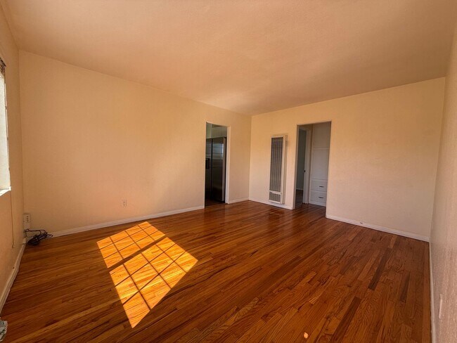 Building Photo - Kensington_Upper level Spacious 1Bed 1Bath reserved parking