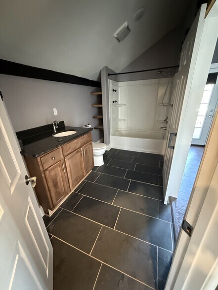 Building Photo - 3206 East Ave