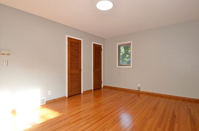 Building Photo - Spacious 5-Bed 3-Bath Home in Edina - Available Now!