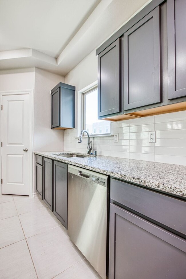 Building Photo - Beautiful  House 3 beds/3 baths. This Prop...