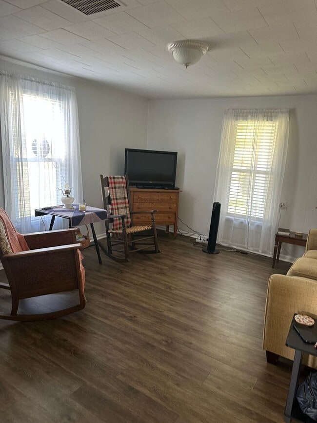 Building Photo - 4 Bedroom, 2 Bath farm house out in the Co...