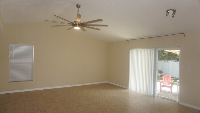 Building Photo - 3 Bedrooms / 2 Bath Brandon Home