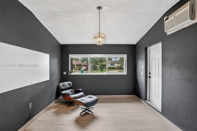 Building Photo - 425 NE 114th St