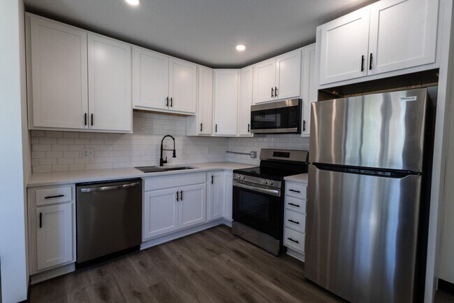 Building Photo - $1,450 / 2br - 560ft2 - RENOVATED 2BD, 1BA...