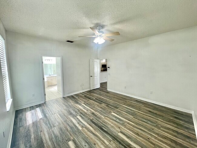 Building Photo - 611 Terranova Dr