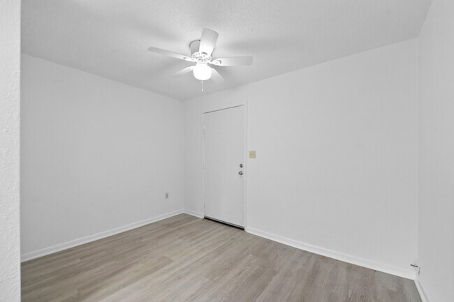 Building Photo - 806 E Emily Ave