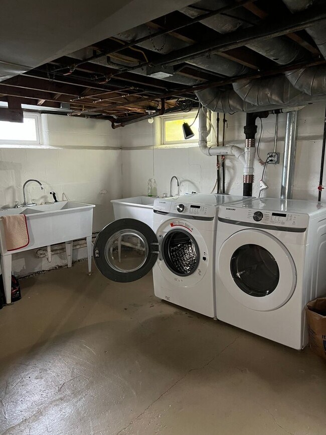 Building Photo - 3 Bed, 1.5 Bath Near U of R, Strong & Coll...