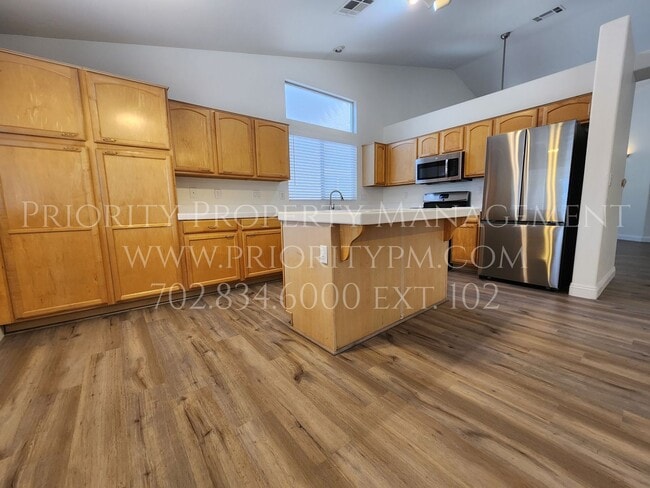 Building Photo - Stallion Mountain Golf Course Home~4 Bed ~...