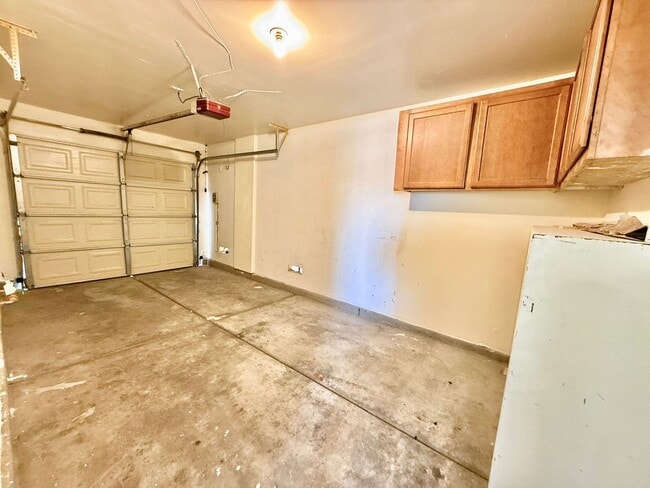 Building Photo - Stylishly Home in Gated Community – Minute...