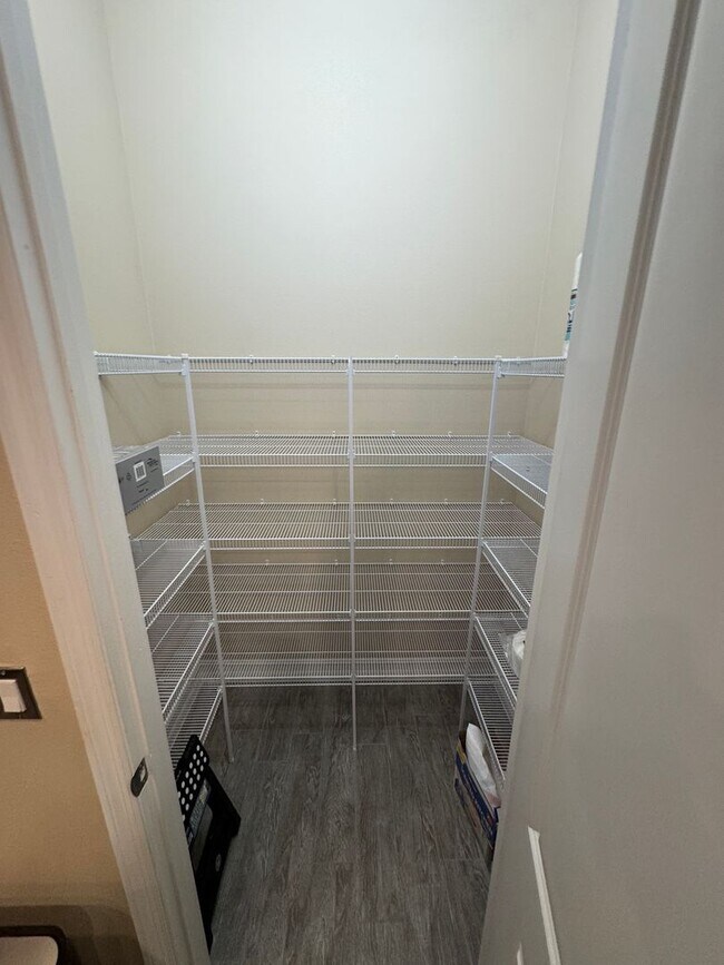 Building Photo - Two Story 5 bedroom, 4.5 bath