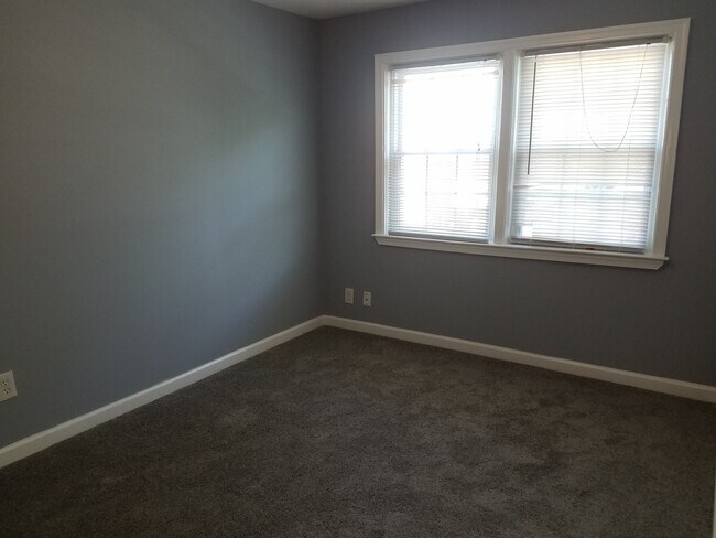 Building Photo - Charming 3 Bedroom/1 Bathroom Townhome in ...