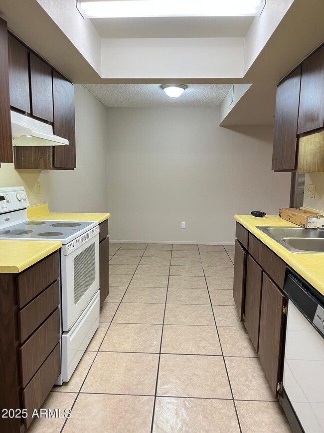 Building Photo - 6010 W Augusta Ave