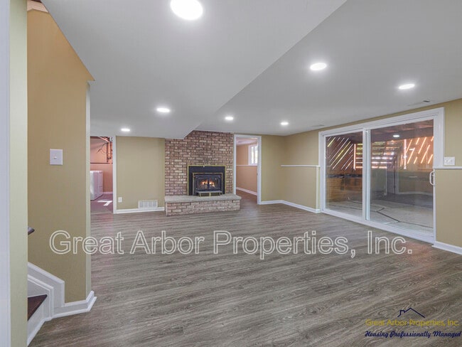 Building Photo - 3624 Maple Dr