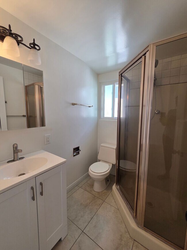 Building Photo - 4+2 Single Family home on desirable Ventura street Near Hospital