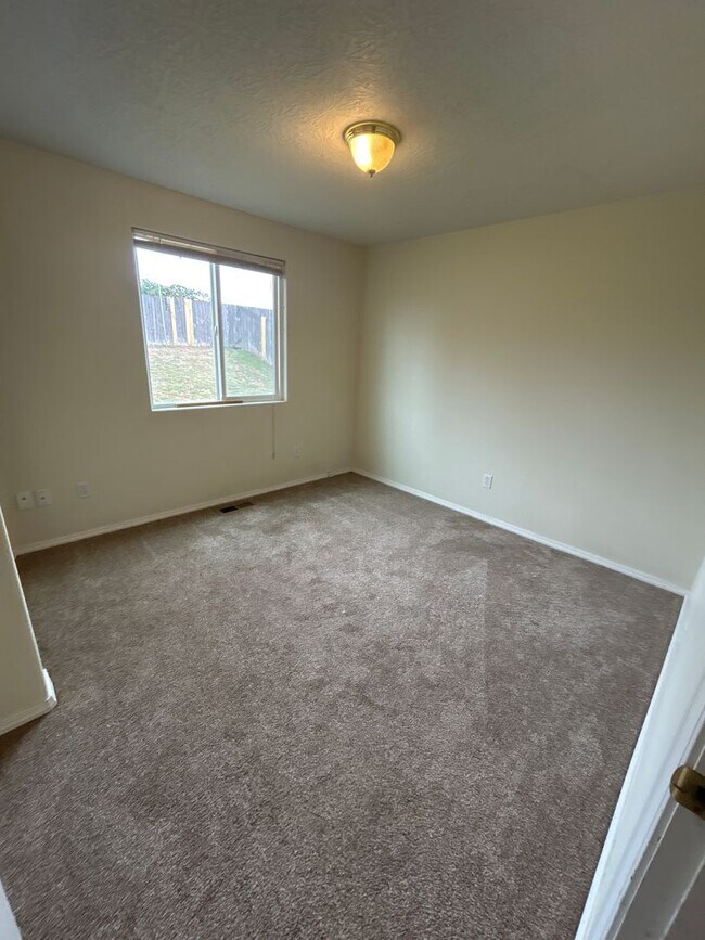 Building Photo - Beautiful 3 Bedroom 2 Bath Single Level Ho...