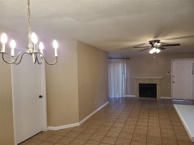 Building Photo - 8267 Creekbend Dr