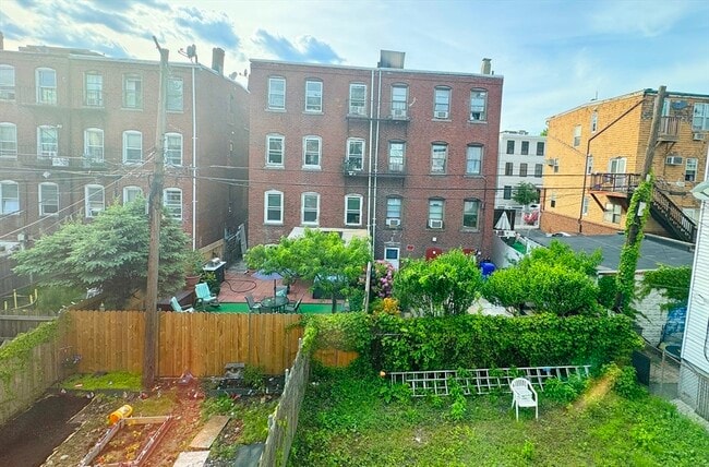 Building Photo - 212 Chelsea St