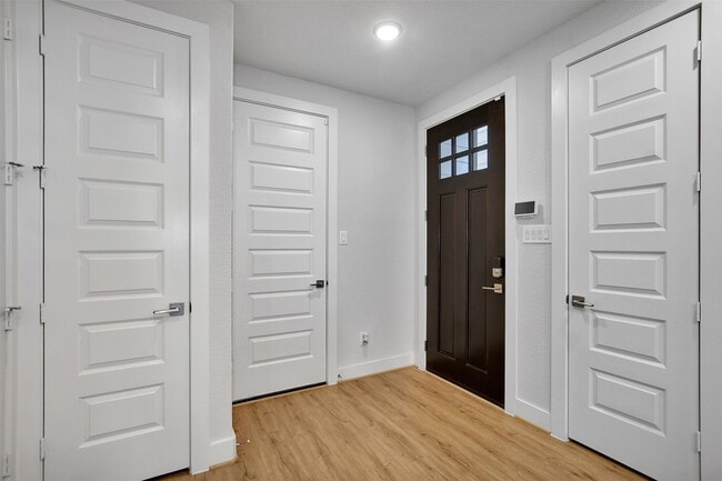 Building Photo - 119 E 43rd St