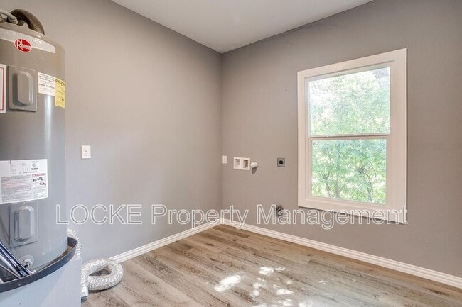 Building Photo - 1117 E Cantey St