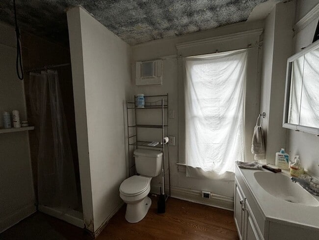 Building Photo - 7 Bedroom House close to Shopping and What...
