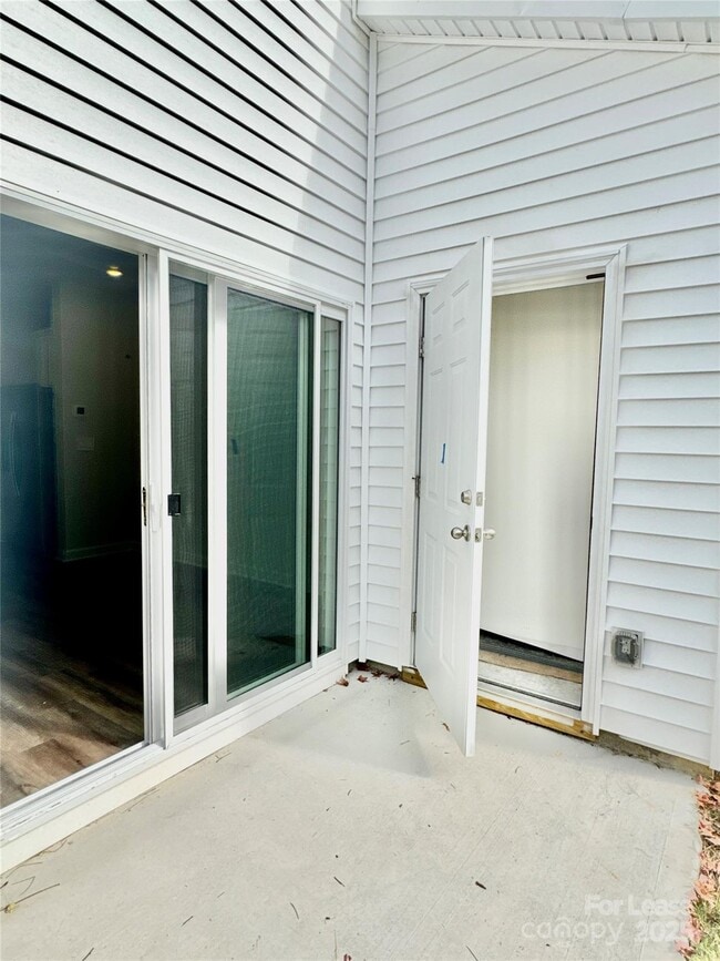 Building Photo - 4159 Smt Wds Dr