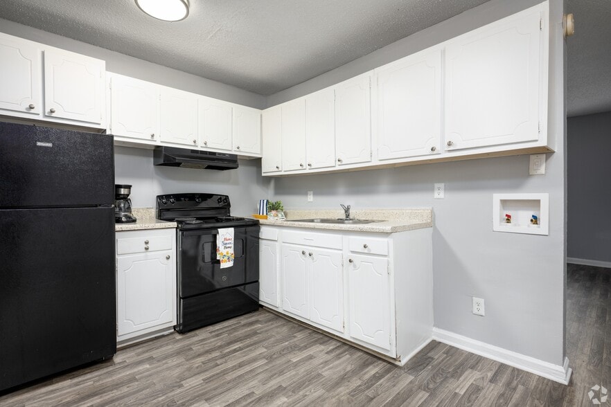 Kitchen - Legacy Crossing Townhomes