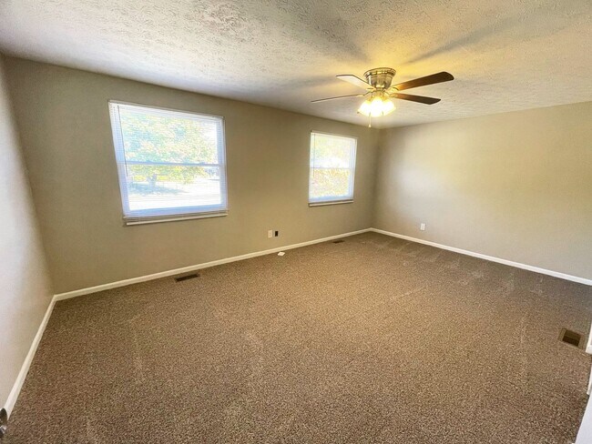 Building Photo - Newly Renovated Hillview Bi-Level!