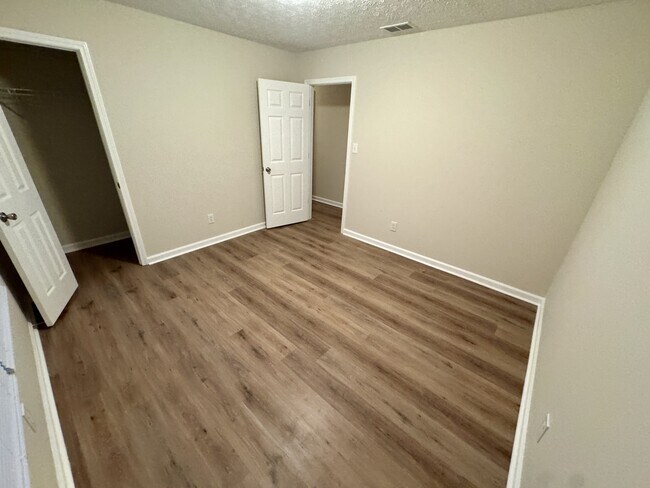 Building Photo - 200 Country Meadows Ct