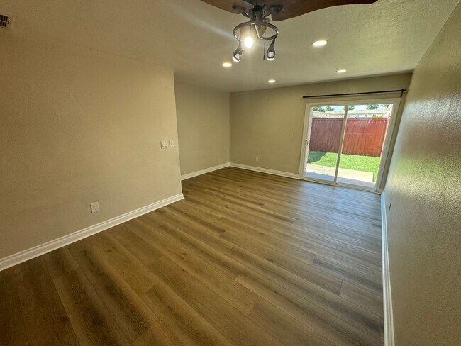Building Photo - Galleria  Town Homes 2 Bedroom 1.5 Bath in...