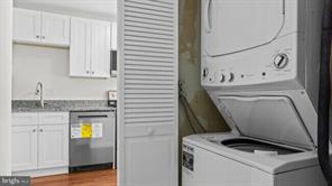 Building Photo - RENOVATED TOWNHOUSE WITH 3 BEDROOMS AND 1.5 BATHS, FENCED BACKYARD