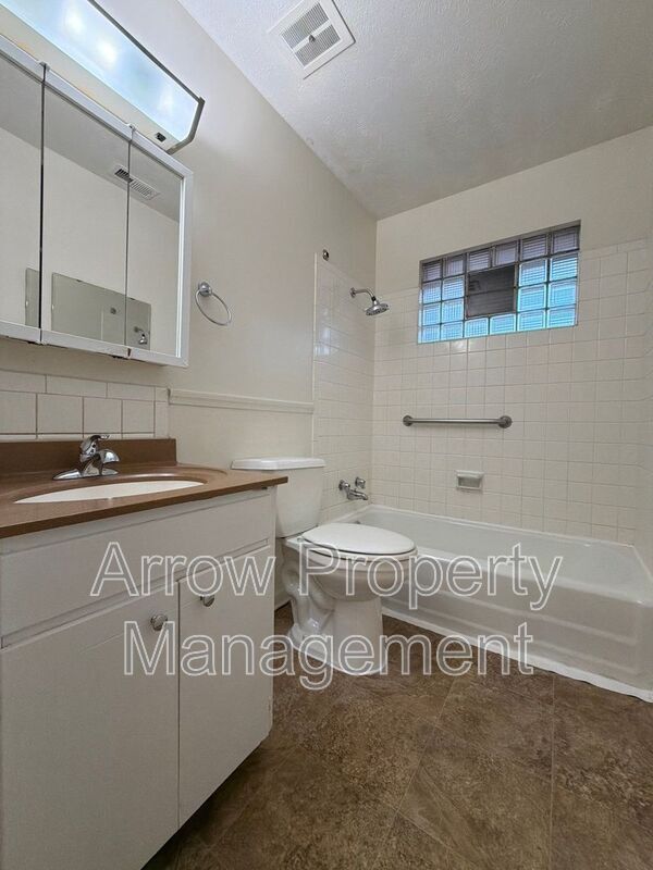 Building Photo - 2000 Washington St