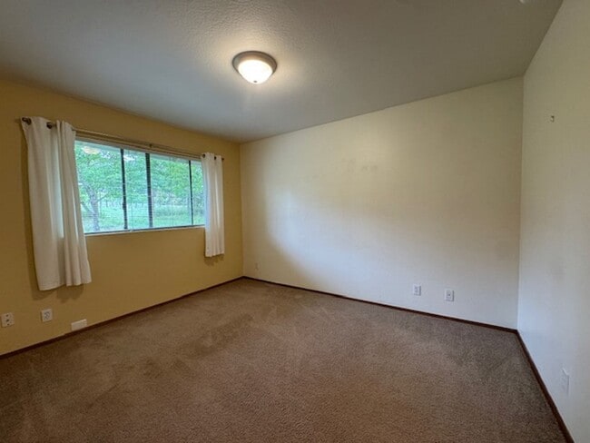 Building Photo - Two bedroom country charmer close to Occidental $2800.00