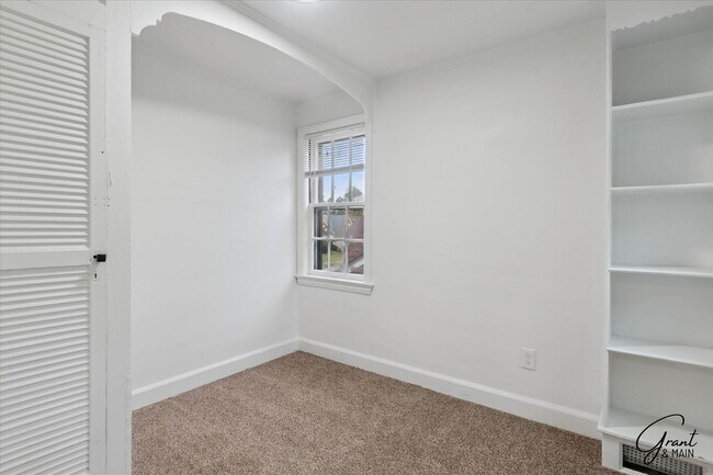 Building Photo - $1290 3 bedroom bungalow