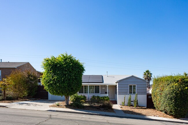 Building Photo - Traditional Home with Large Backyard!